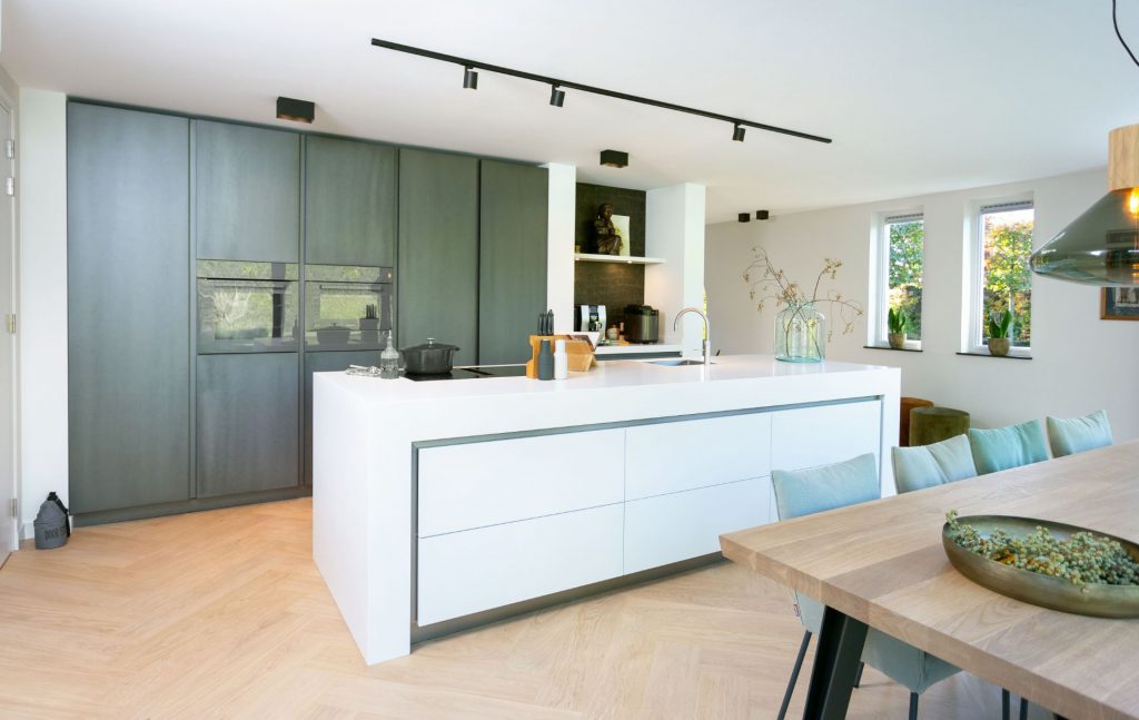 Witte keuken met groene details